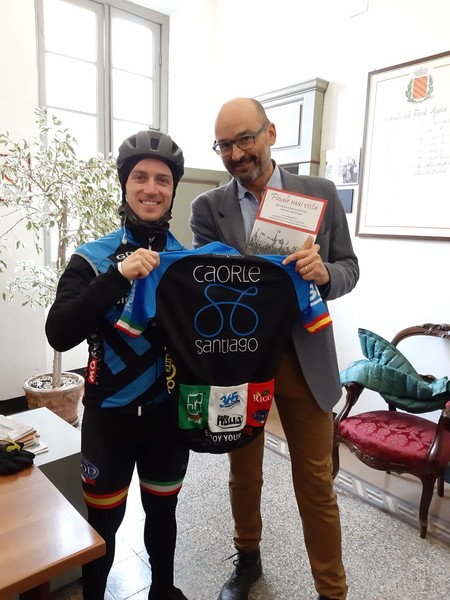 Da Caorle a Santiago de Compostela: il giovane ciclista Matteo Nadalon fa visita al comune di Finale Ligure - SvSport.it