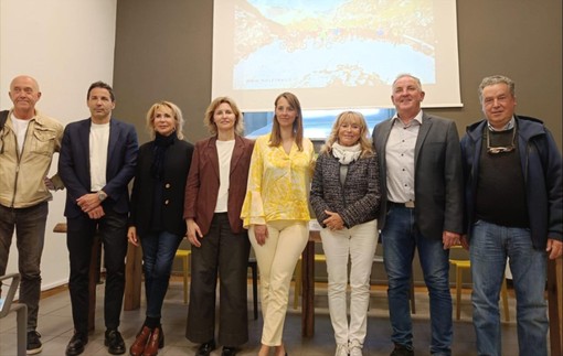 Foto di gruppo al termine della conferenza stampa di presentazione Foto di gruppo al termine della conferenza stampa di presentazione