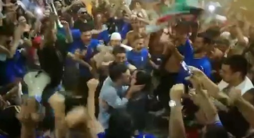Calcio. Italia campione d'Europa. E arriva la proposta di matrimonio di mister Conoscenti per la sua Valentina (VIDEO) Calcio. Italia campione d'Europa. E arriva la proposta di matrimonio di mister Conoscenti per la sua Valentina (VIDEO)