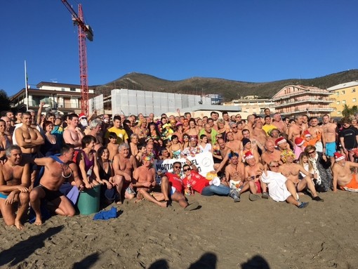 Ceriale: quasi 200 persone per il cimento del nuovo anno Ceriale: quasi 200 persone per il cimento del nuovo anno