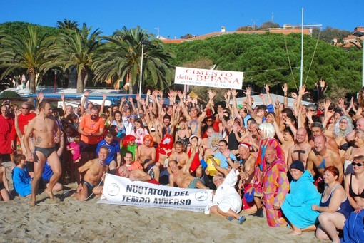 Finale Ligure: tempo di cimento, oltre 200 i nuotatori del tempo avverso Finale Ligure: tempo di cimento, oltre 200 i nuotatori del tempo avverso