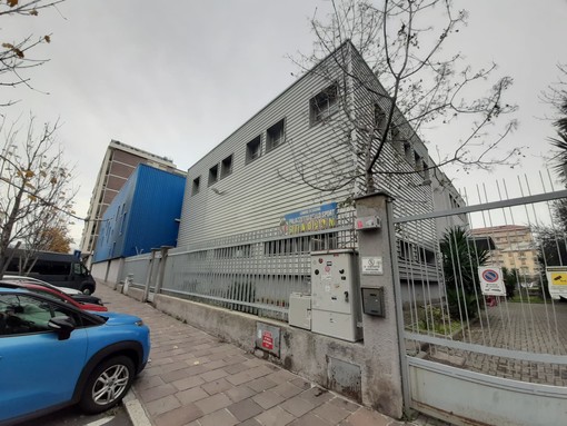 I ladri entrano al Palazzetto dello Sport, forzano la macchinetta del caffè e spaccano arredi e armadietti I ladri entrano al Palazzetto dello Sport, forzano la macchinetta del caffè e spaccano arredi e armadietti