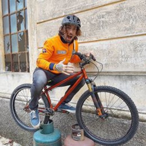 Le acrobazie di Brumotti a strapiombo sul mar Ligure Le acrobazie di Brumotti a strapiombo sul mar Ligure