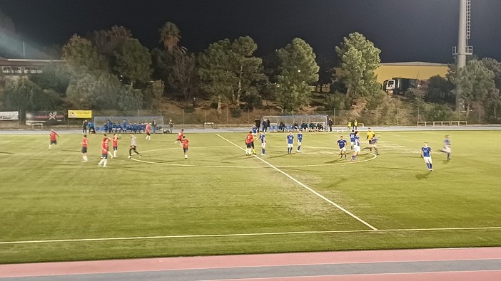Calcio. Prima Categoria, il Savona (in dieci dal 50') rallenta col Masone: non basta il primo gol di G. Piu, Gatto firma l'1-1 finale Calcio. Prima Categoria, il Savona (in dieci dal 50') rallenta col Masone: non basta il primo gol di G. Piu, Gatto firma l'1-1 finale