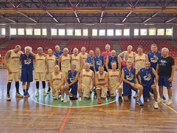 La squadra vincente insieme alla squadra di casa Liquid Old Boys La squadra vincente insieme alla squadra di casa Liquid Old Boys