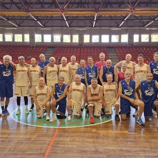 La squadra vincente insieme alla squadra di casa Liquid Old Boys