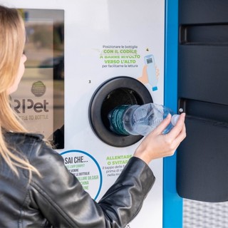 La raccolta delle bottiglie cambia: a Finalborgo un ecocompattatore che premia i cittadini