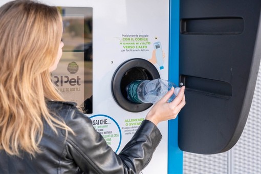 La raccolta delle bottiglie cambia: a Finalborgo un ecocompattatore che premia i cittadini La raccolta delle bottiglie cambia: a Finalborgo un ecocompattatore che premia i cittadini
