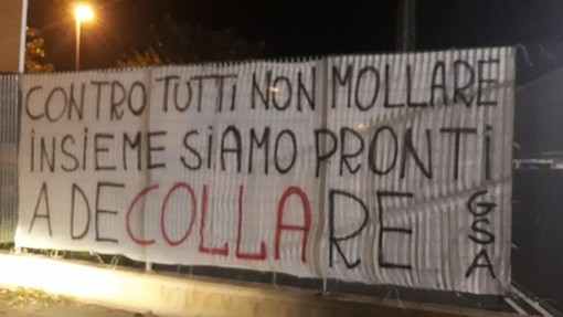 FOTONOTIZIA: il benvenuto della Gradinata Sud Albenga alla famiglia Colla FOTONOTIZIA: il benvenuto della Gradinata Sud Albenga alla famiglia Colla
