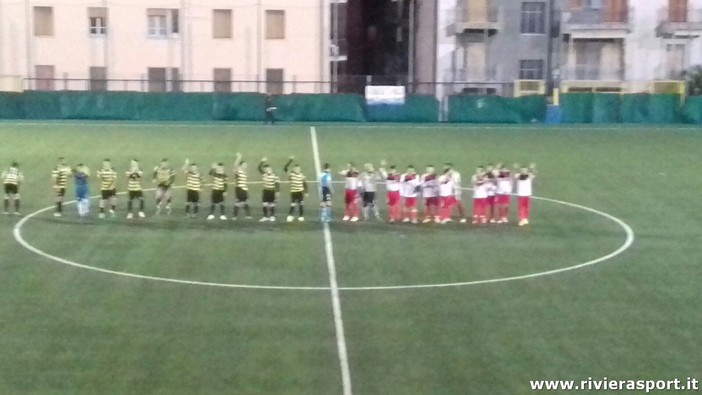 Nella foto Alassio FC e Dianese &amp; Golfo prima del calcio d'inizio