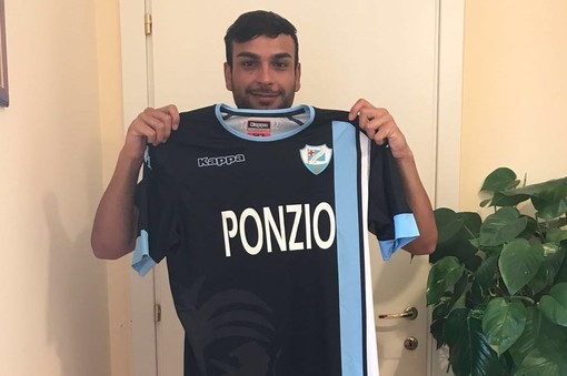 Antonio Auriemma posa con la maglia della Sanremese Antonio Auriemma posa con la maglia della Sanremese