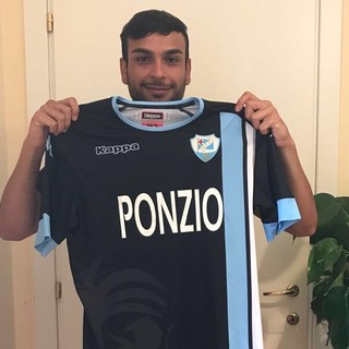 Antonio Auriemma posa con la maglia della Sanremese Antonio Auriemma posa con la maglia della Sanremese