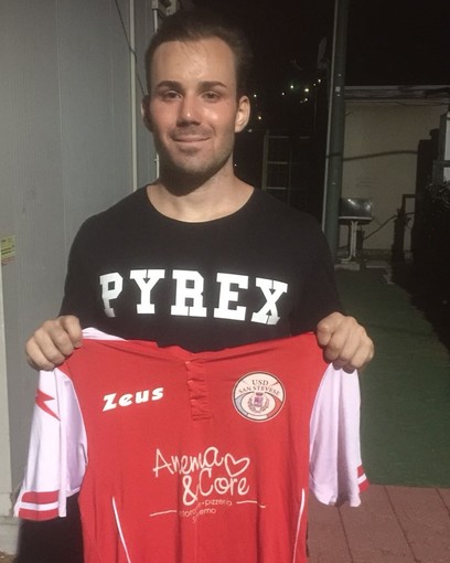 Andrew William Logan Butterworth posa con la maglia della Sanstevese Andrew William Logan Butterworth posa con la maglia della Sanstevese