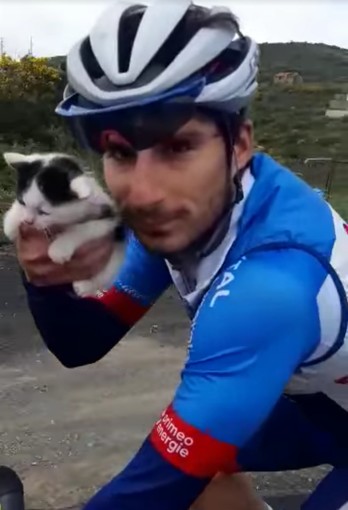 Ciclismo. Il bel gesto del velocista dianese Bonifazio: recupera un gattino abbandonato portandolo a casa con sé (Video)