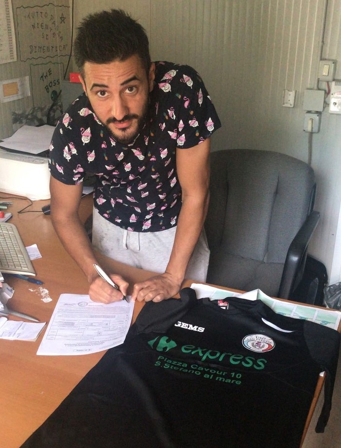 Bruno Raguseo mentre firma per la Sanstevese