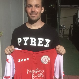 Andrew William Logan Butterworth posa con la maglia della Sanstevese