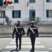 Pubblica video sui social con pistola: giovane indagato, i Carabinieri di Cengio sequestrano due scacciacani