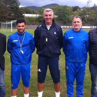 Cristiano Chiarlone, a sinistra, con Mister Podestà in compagnia dei suoi collaboratori ed il Team Manager Andrea Formica.