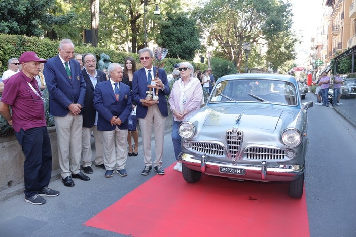 Motori | Storia ed eleganza ad Alassio, 41 auto iconiche hanno sfilato nella Città del Muretto Motori | Storia ed eleganza ad Alassio, 41 auto iconiche hanno sfilato nella Città del Muretto