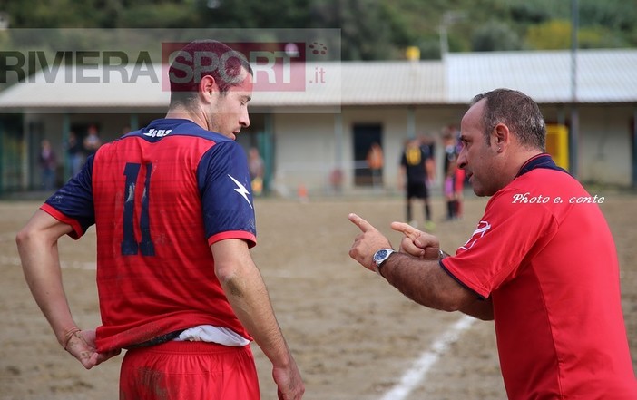 Carmelo Luci, allenatore del Camporosso, dà consigli ad un suo giocatore Carmelo Luci, allenatore del Camporosso, dà consigli ad un suo giocatore