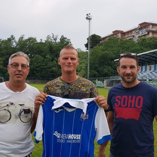 Pietro Daddi in posa con la maglia del Ceriale