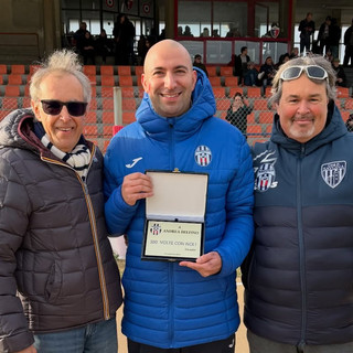 Calcio. Savona, premiato il massaggiatore Andrea Delfino per le 100 panchine con gli Striscioni
