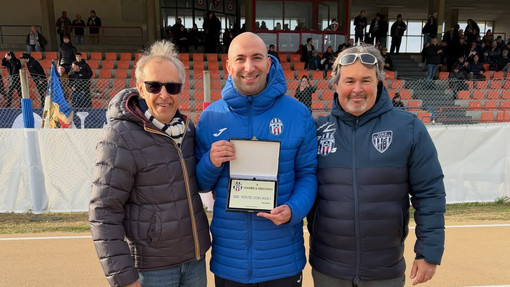 Calcio. Savona, premiato il massaggiatore Andrea Delfino per le 100 panchine con gli Striscioni