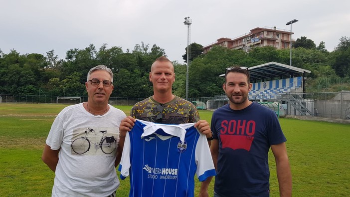 Pietro Daddi in posa con la maglia del Ceriale