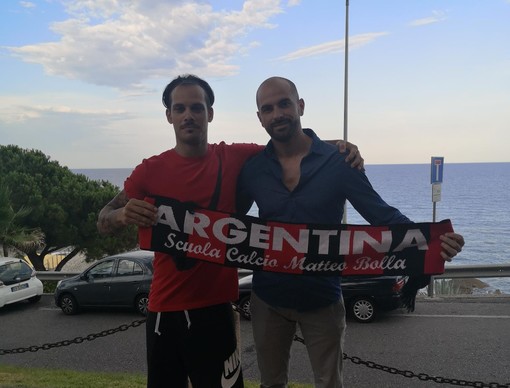 Erik Crudo firma con l'Atletico Argentina: nella foto è con il Direttore Sportivo rossonero Denis Settime