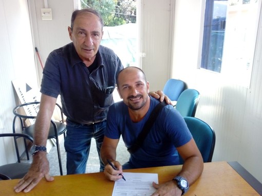 Alfredo Cariello firma per l'Atletico Argentina in compagnia del DS Fameli