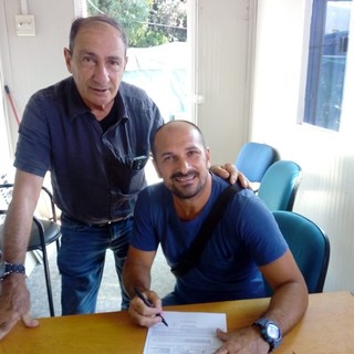 Il DS Fameli con Alfredo Cariello durante la firma quest'estate