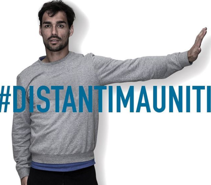Fabio Fognini nello slogan #DISTANTIMAUNITI (foto Instagram)