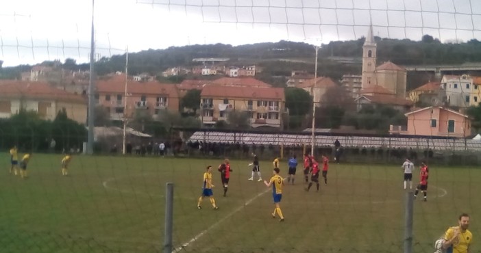 Nella foto un momento di Golfodianese-Dianese, il derby terminato 0-0 Nella foto un momento di Golfodianese-Dianese, il derby terminato 0-0