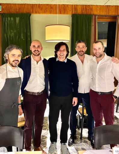Nella foto di apertura, da sx: Chef Matteo Baronetto, Francesco Giovannacci, Luca, il proprietario del Miramonti, Chef Davide Palluda e Lorenzo Giovannacci