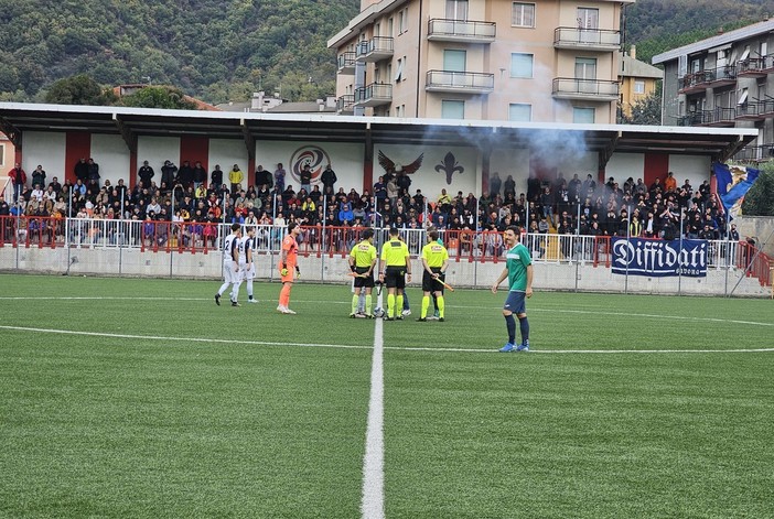 Calcio. Savona, tre gol per ripartire: il derby è biancoblu, il Legino si arrende 3-1 Calcio. Savona, tre gol per ripartire: il derby è biancoblu, il Legino si arrende 3-1