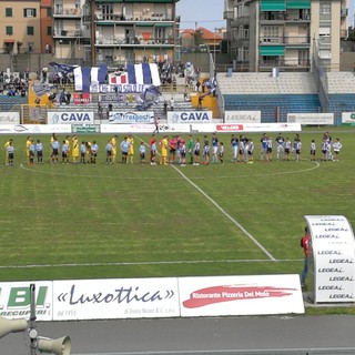 Calcio, Serie D. L'ALBISSOLA È LA NUOVA CAPOLISTA: Sancinito-gol manda ko il Savona, il derby del "Bacigalupo" si tinge di biancazzurro