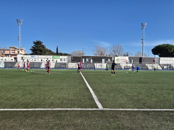 Calcio, Promozione. In un caldo "Riva" il Pontelungo vince non senza fatica contro la Superba: i genovesi chiudono in nove Calcio, Promozione. In un caldo "Riva" il Pontelungo vince non senza fatica contro la Superba: i genovesi chiudono in nove