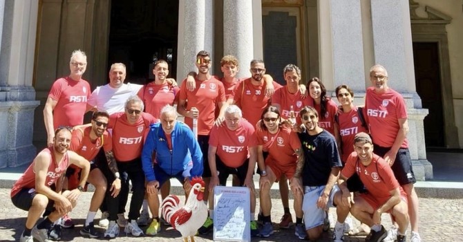 La “delegazione” dei galletti davanti al Santuario di Crea La “delegazione” dei galletti davanti al Santuario di Crea