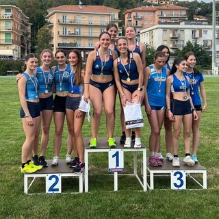 Il podio della staffetta 4x100 Allieve
