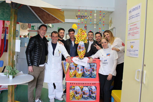 Notizia Flash: La Prima Squadra della Cairese in pediatria per donare uova di pasqua ai bambini