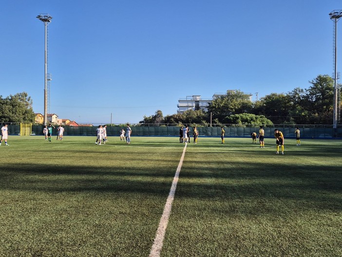 Calcio, Promozione. Il Ceriale non muore mai, biancoblu in nove ma fanno due gol nel recupero: 4-4 pirotecnico con il Serra Riccò