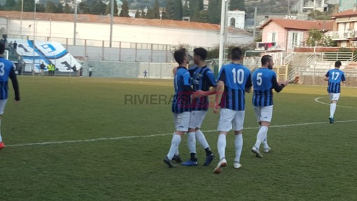 Stefano Faedo festeggiato dai suoi compagni di squadra dopo la rete vincente contro l'Albenga (foto Christian Flammia)