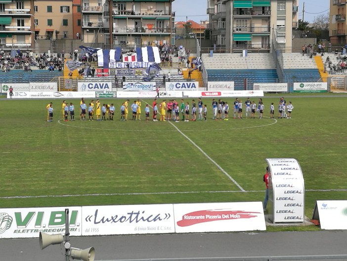 Calcio, Serie D. L'ALBISSOLA È LA NUOVA CAPOLISTA: Sancinito-gol manda ko il Savona, il derby del "Bacigalupo" si tinge di biancazzurro