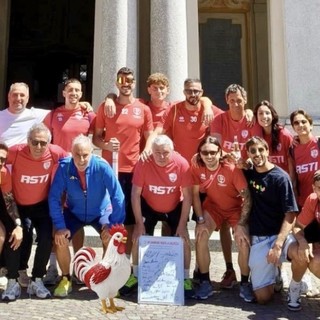 La “delegazione” dei galletti davanti al Santuario di Crea