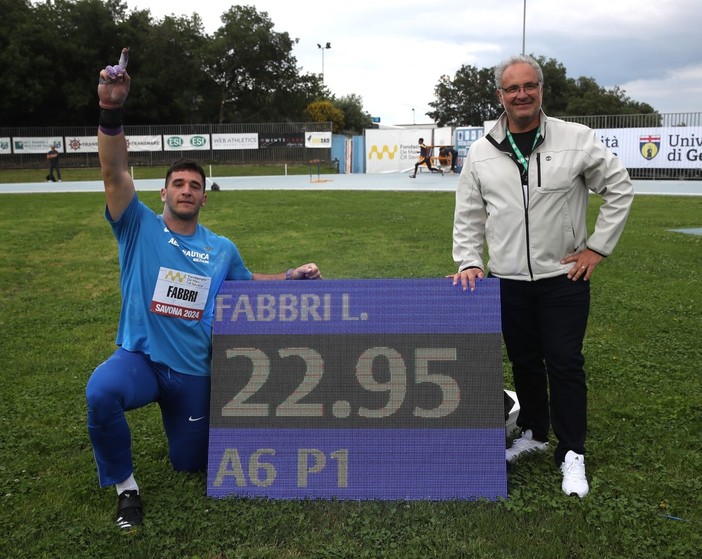 Leonardo Fabbri celebra con coach Paolo Dal Soglio il record italiano del peso a 22,95 il 15 maggio 2024 a Savona (Giancarlo Colombo/Meeting Città di Savona) Leonardo Fabbri celebra con coach Paolo Dal Soglio il record italiano del peso a 22,95 il 15 maggio 2024 a Savona (Giancarlo Colombo/Meeting Città di Savona)