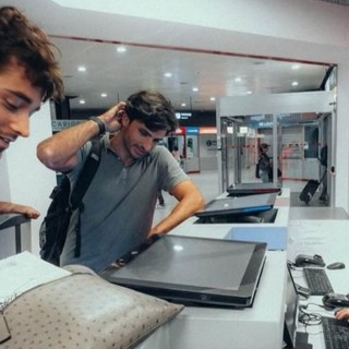 Rientro da Baku &quot;turbolento&quot; per Leclerc e Sainz: i due piloti dirottati a Genova e costretti al viaggio in van