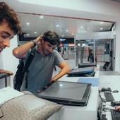 Rientro da Baku &quot;turbolento&quot; per Leclerc e Sainz: i due piloti dirottati a Genova e costretti al viaggio in van