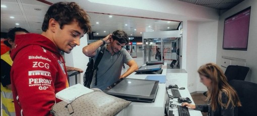 Rientro da Baku &quot;turbolento&quot; per Leclerc e Sainz: i due piloti dirottati a Genova e costretti al viaggio in van