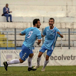 Loreto Lo Bosco festeggia una rete con la maglia della Sanremese (foto Sanremese Calcio)