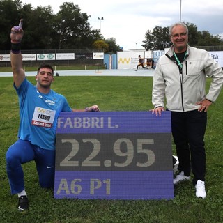 Leonardo Fabbri celebra con coach Paolo Dal Soglio il record italiano del peso a 22,95 il 15 maggio 2024 a Savona (Giancarlo Colombo/Meeting Città di Savona)